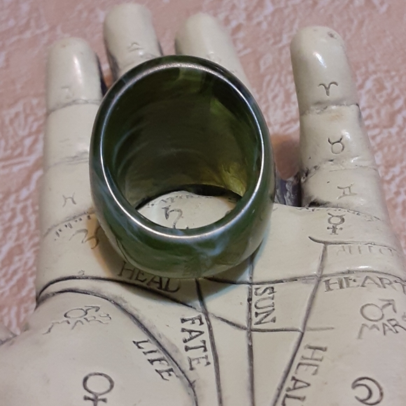 Vintage Mod Domed Lucite Green Marbled Ring size 7 - Picture 4 of 5